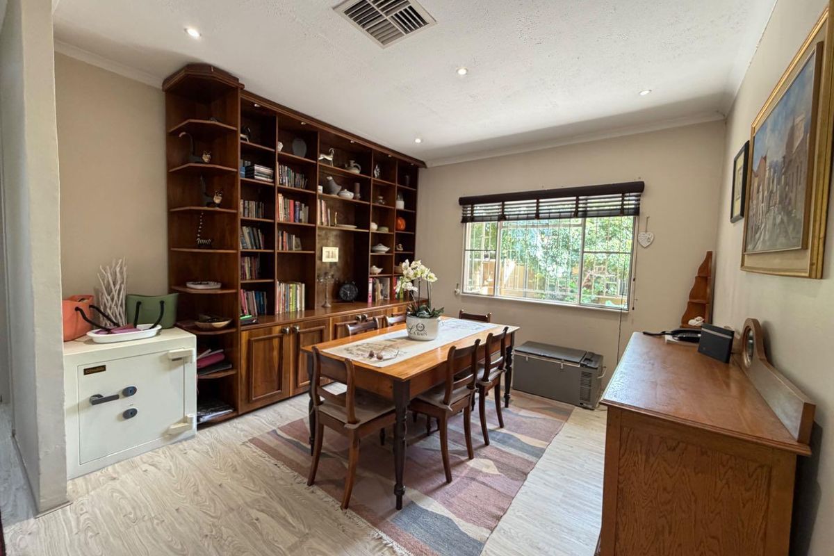3 or 4 bedroom FAMILY HOME Selling! - Photo 2