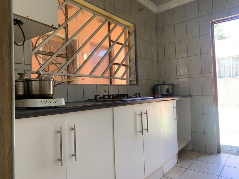 3 bedroom investment house for sale with 6 outside Flatlets - Photo 4