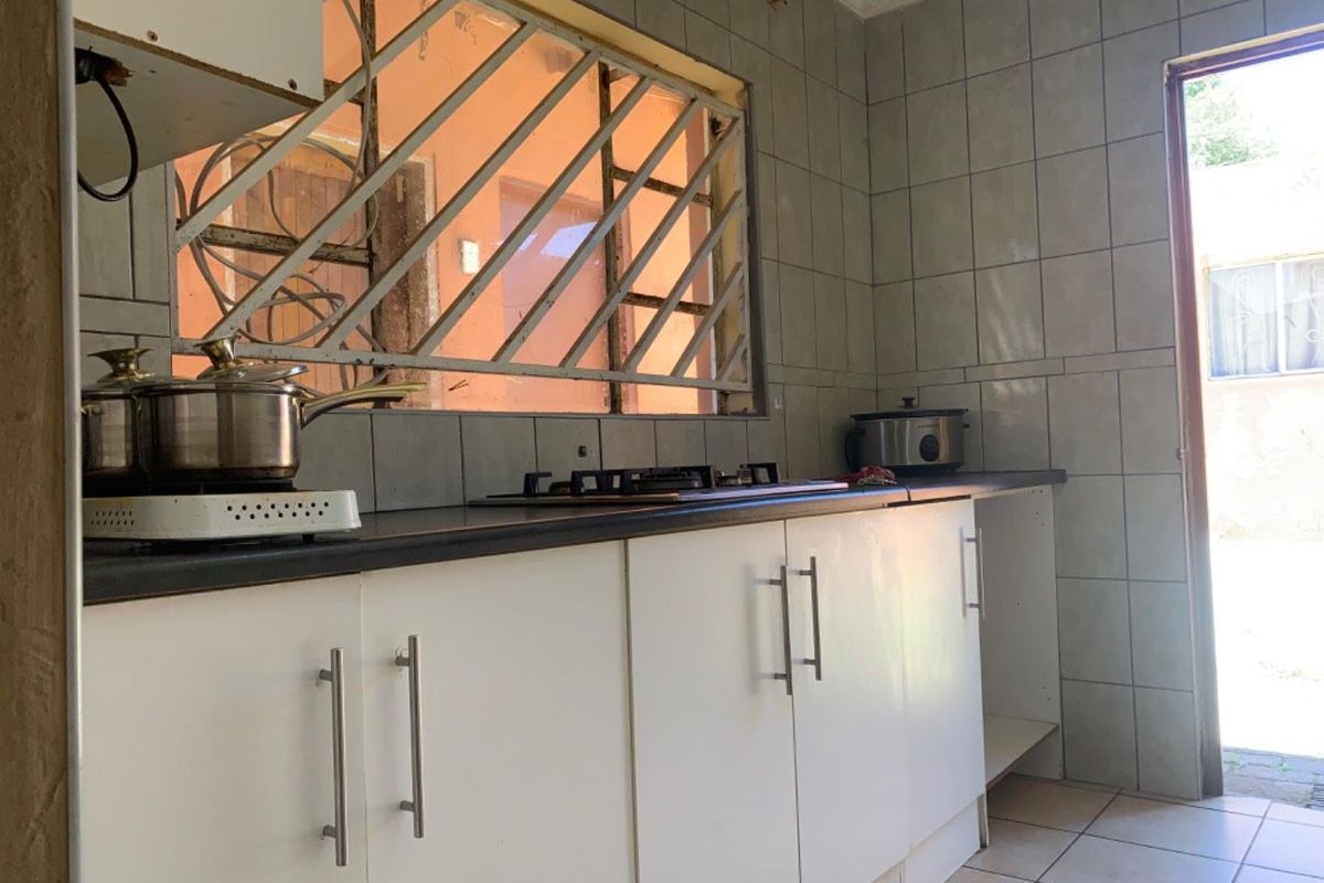 3 bedroom investment house for sale with 6 outside Flatlets - Photo 4