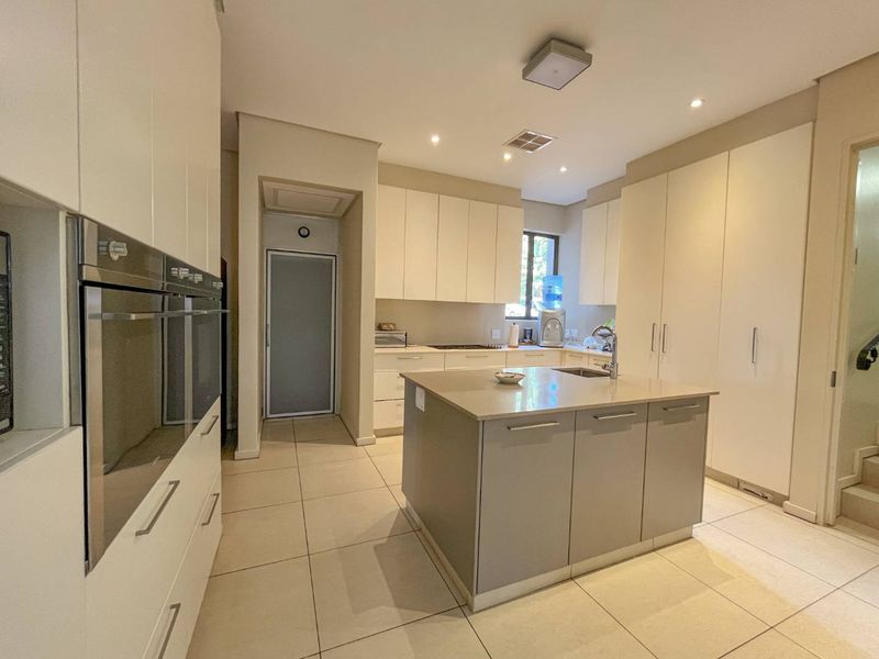 The epitome of grandeur is expressed in this opulent Hawaan Forest Estate mansion! - Photo 10