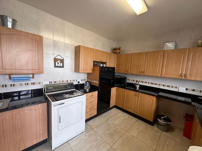 Stunning 2-Bedroom Unit in Sought-After Trafalgar Square - Photo 6