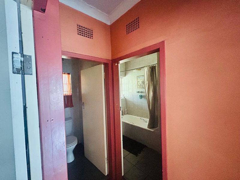 Charming 3-Bedroom Home with Luxurious Amenities - Photo 8