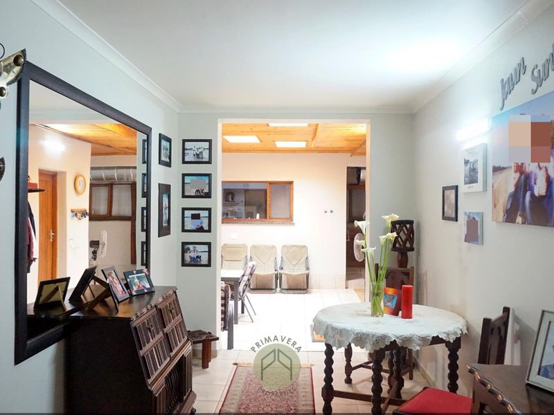 3 Bedroom OCEAN FRONT House With a 1 Bedroom Flat FOR SALE in Noord Duin, Henties Bay - Photo 5