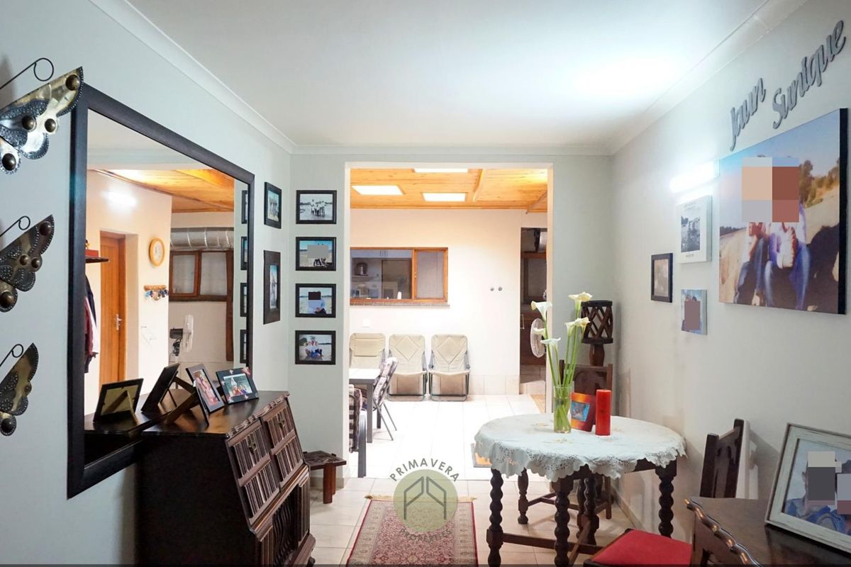 3 Bedroom OCEAN FRONT House With a 1 Bedroom Flat FOR SALE in Noord Duin, Henties Bay - Photo 5