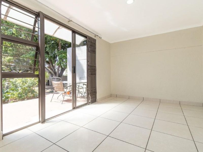 Charming garden cottage in a convenient location - Photo 3