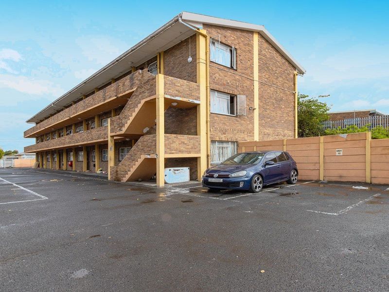 Spacious 2-bedroom apartment in the heart of Parow Valley, - Photo 2