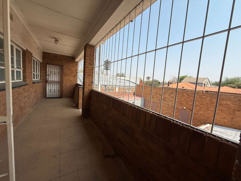Spacious 2-Bedroom Upstairs Unit – Prime Location - Photo 3