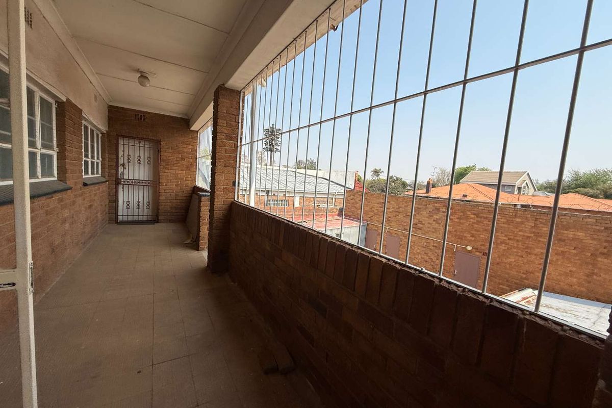 Spacious 2-Bedroom Upstairs Unit – Prime Location - Photo 3