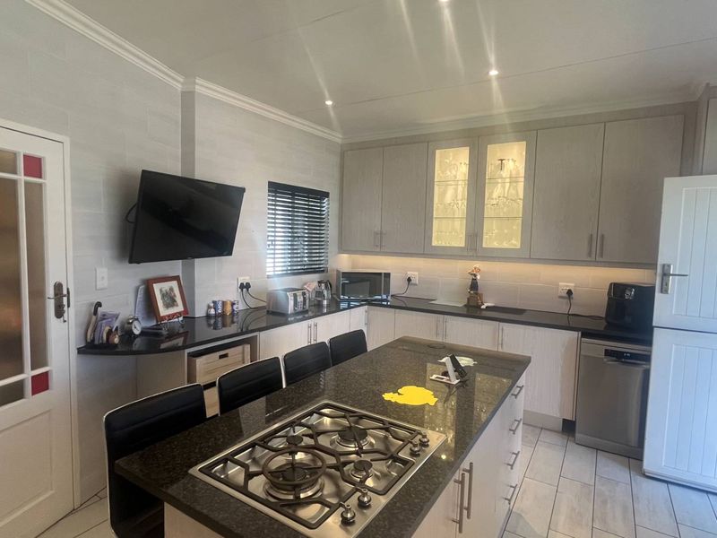Beautiful family home in Brackendowns - Photo 4
