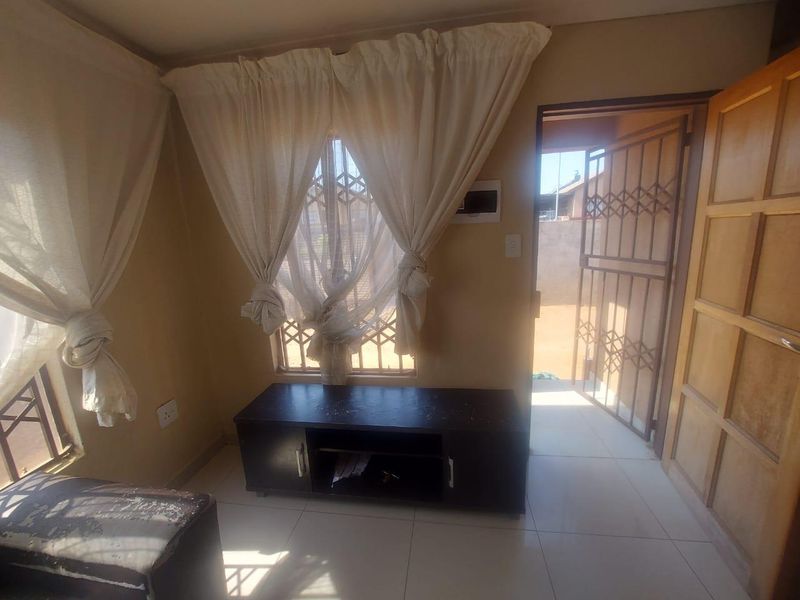 2 bedrooms house for sale in Soshanguve East - Photo 5
