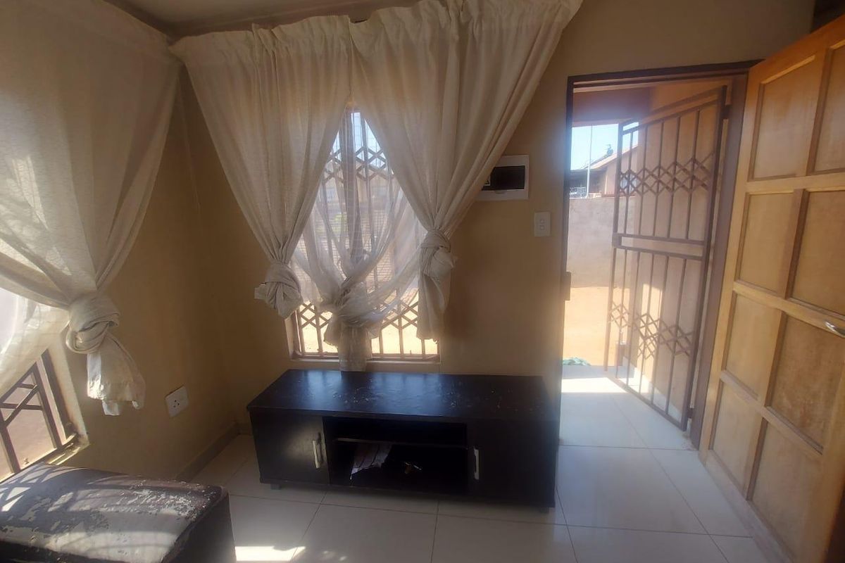 2 bedrooms house for sale in Soshanguve East - Photo 5