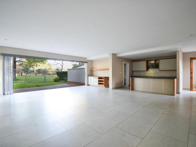 Large corner home in the popular Taemane Golf View Estate - Moreleta Park - Photo 4