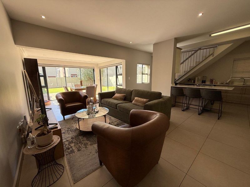 Stylish 3-Bedroom, 2-Bath Home Featuring Double Garage and Tranquil Private Garden - Photo 3