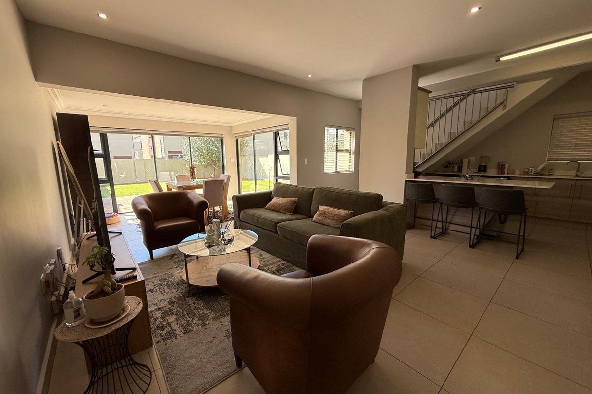 Stylish 3-Bedroom, 2-Bath Home Featuring Double Garage and Tranquil Private Garden - Photo 3