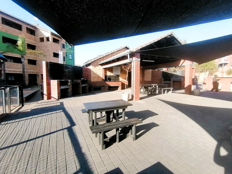 Charming well-maintained 2-bedroom apartment - Photo 3