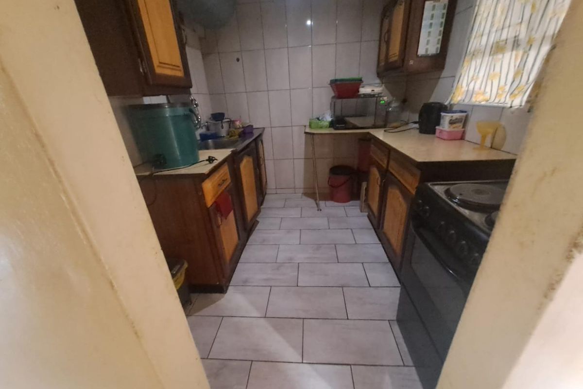 NEAT SPACIOUS 2 BED FLAT IN SILV - Photo 3