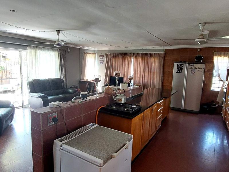 3 Bedrooms and a Flat - Photo 3