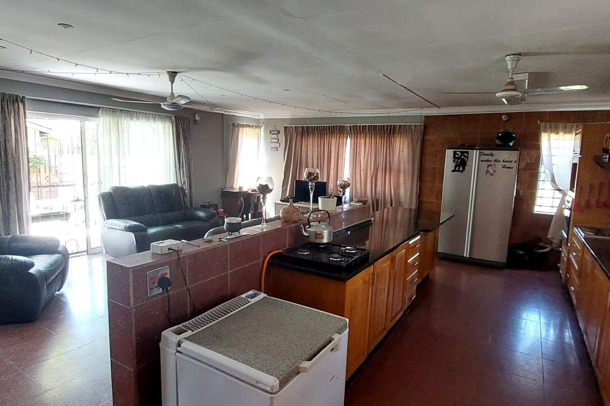 3 Bedrooms and a Flat - Photo 3