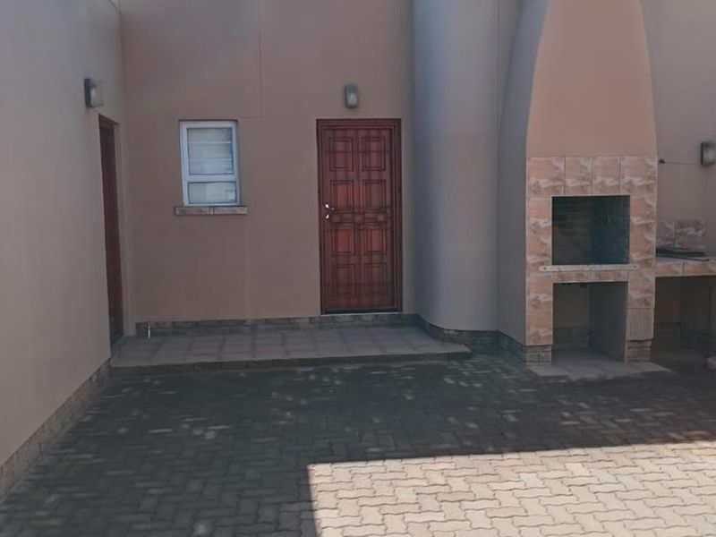 House with flat for sale in popular South dune area in Henties bay - Photo 7