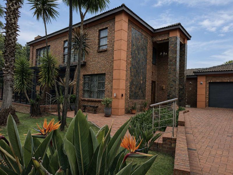 Immaculate Family Home with Golf Course Views and Modern Comforts - Photo 6