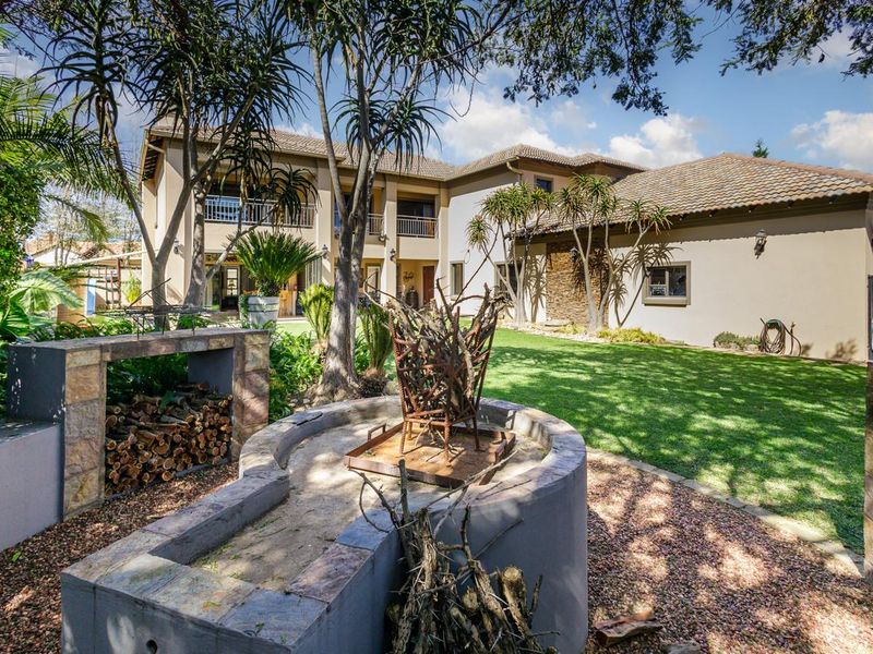 Luxury 5-Bedroom Family Home with Study, 3 Garages & Exceptional Entertainment - Photo 3