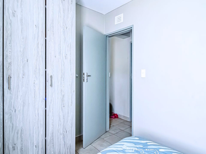 Stylish Modern Apartment for Sale in Oxford Heights Security Complex - Photo 9