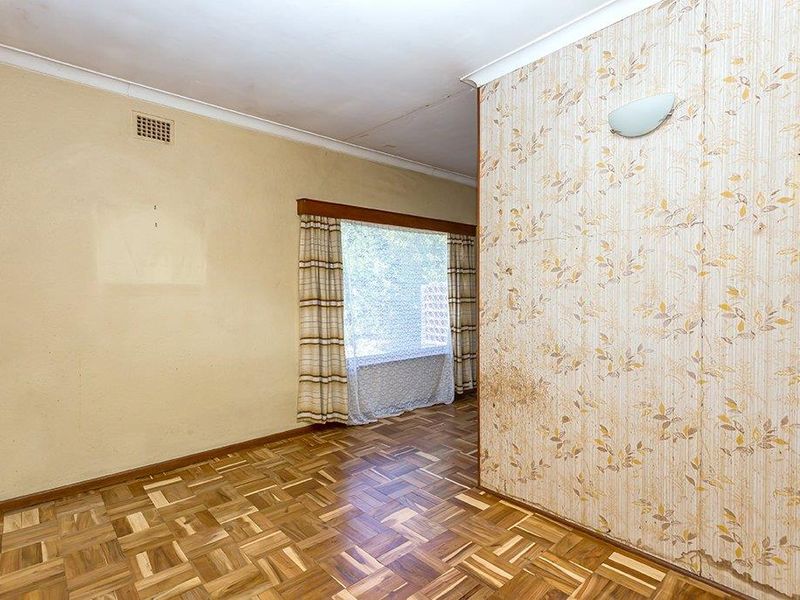 Three-Bedroom Family Home with Additional Accommodation and Garage On A Corner Plot - Photo 6