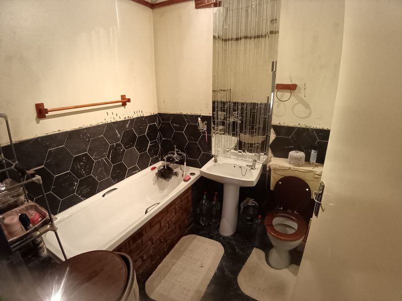 An excellent investment opportunity to transform this spacious 3-bedroom home into your ideal property. - Photo 10