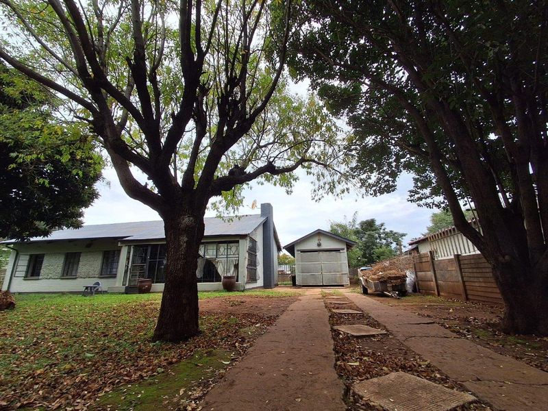Neat & Secure Family Home in Quiet Three Rivers Neighbourhood - Photo 2