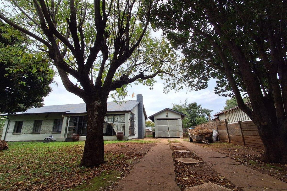 Neat & Secure Family Home in Quiet Three Rivers Neighbourhood - Photo 2