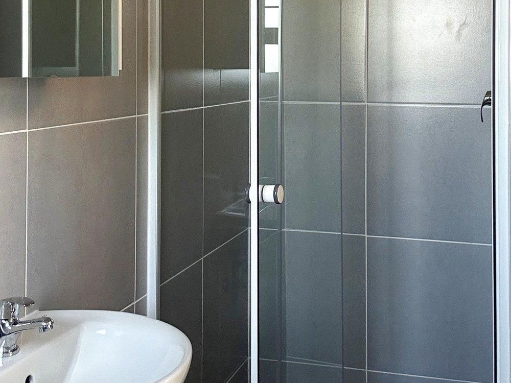 Main bedroom ensuite bathroom.