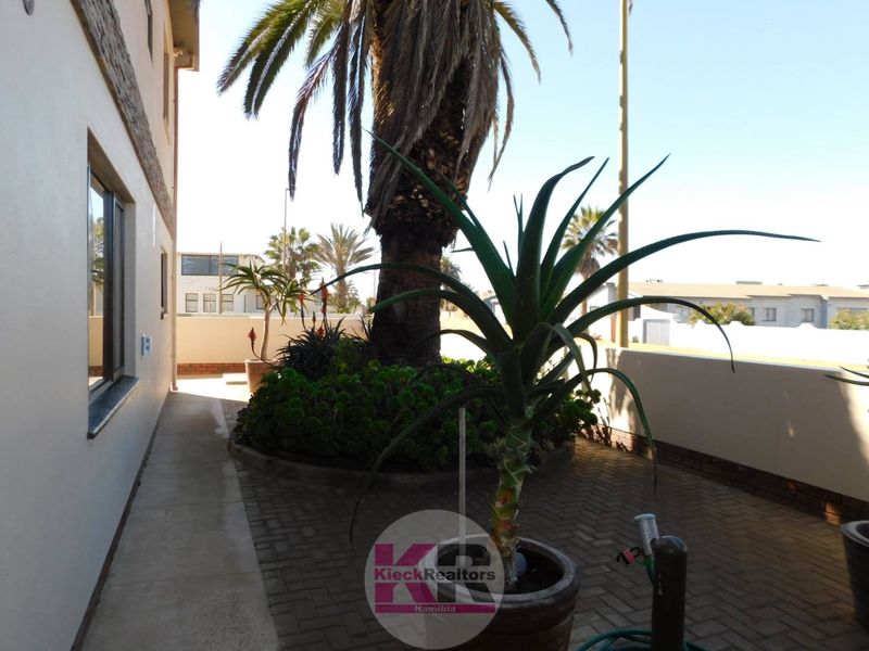 Double-Storey Home in Henties Bay + Flat - Photo 7
