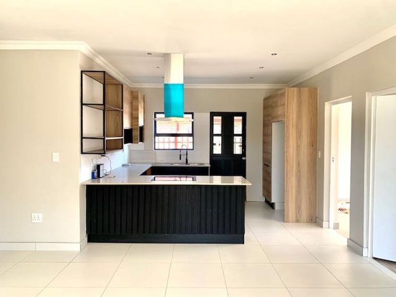 MODERN FAMILY HOUSE IN THABA NCHU - Photo 3