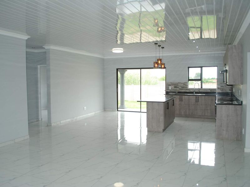 Modern Lovely newly Built home in the center of Riversdal - Photo 3