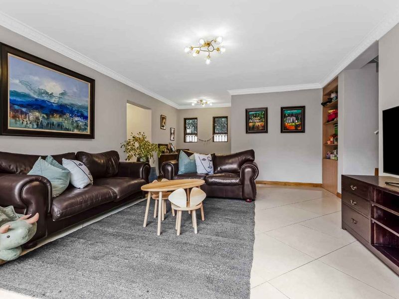 SPACIOUS ENTERTAINER FAMILY HOME IN A QUIET AND CONVENIENT BOOMED LOCATION - Photo 3