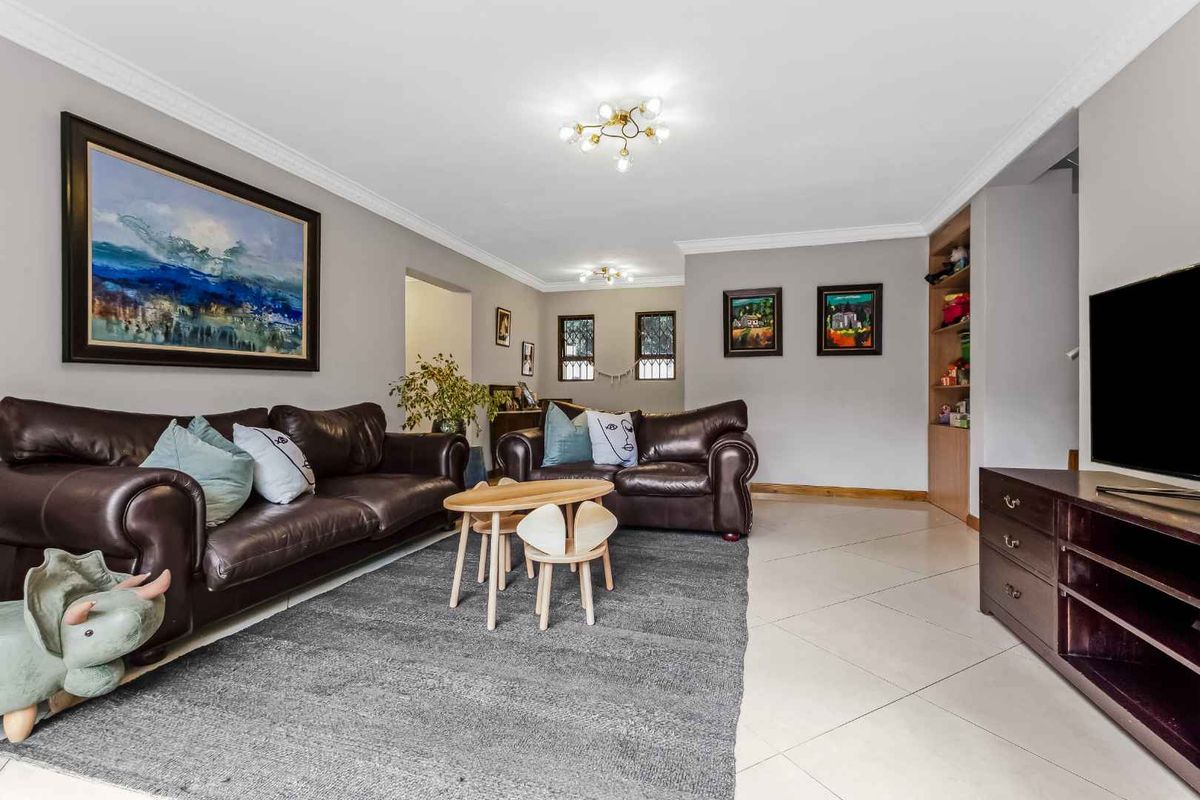 SPACIOUS ENTERTAINER FAMILY HOME IN A QUIET AND CONVENIENT BOOMED LOCATION - Photo 3