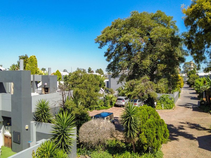 Immaculate 2 Bedroom Townhouse in the Hutch Complex - Photo 2