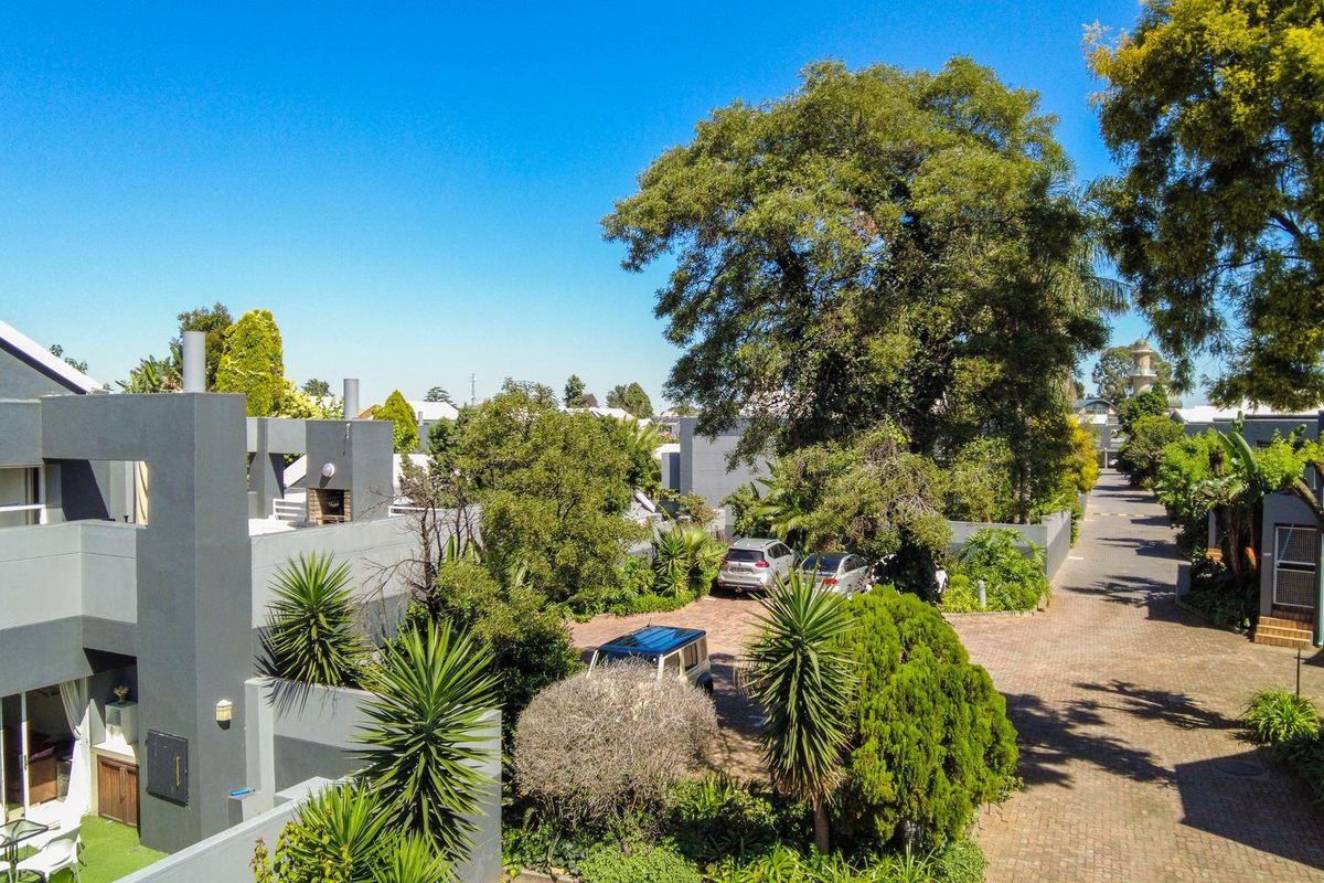 Immaculate 2 Bedroom Townhouse in the Hutch Complex - Photo 2