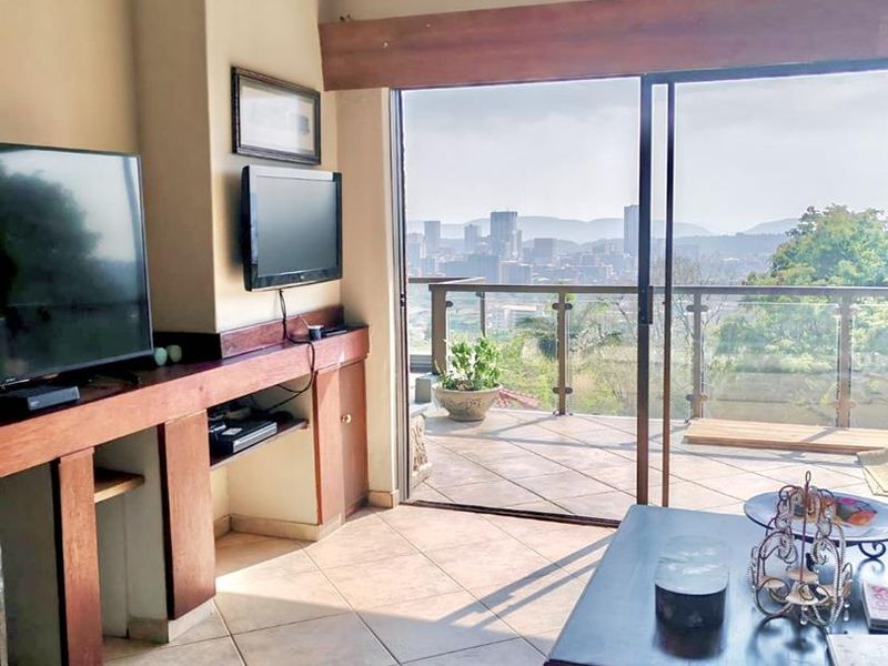 Executive Modern Apartment with Panoramic Views - Groenkloof - Ideal for Single Professional or Embassy - Photo 2