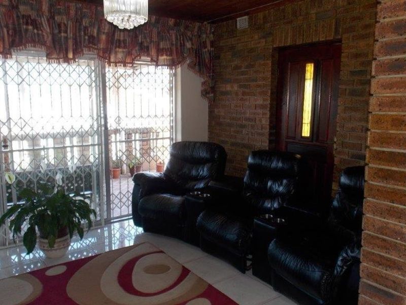 4 Bedroom House for sale in Westcliff - Photo 10