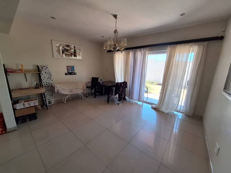 "Dream Big: Spacious 5-Bed Home in Hockland Park!" - Photo 7