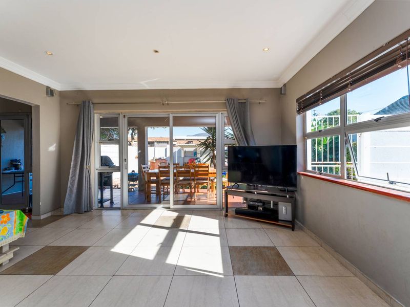 Versatile Dual-Dwelling Home with Pool & Entertainment Area in the Heart of Plumstead - Photo 4