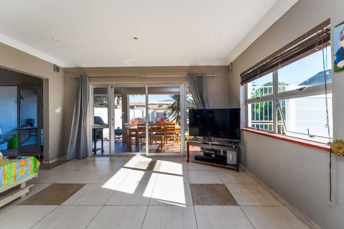 Versatile Dual-Dwelling Home with Pool & Entertainment Area in the Heart of Plumstead - Photo 4