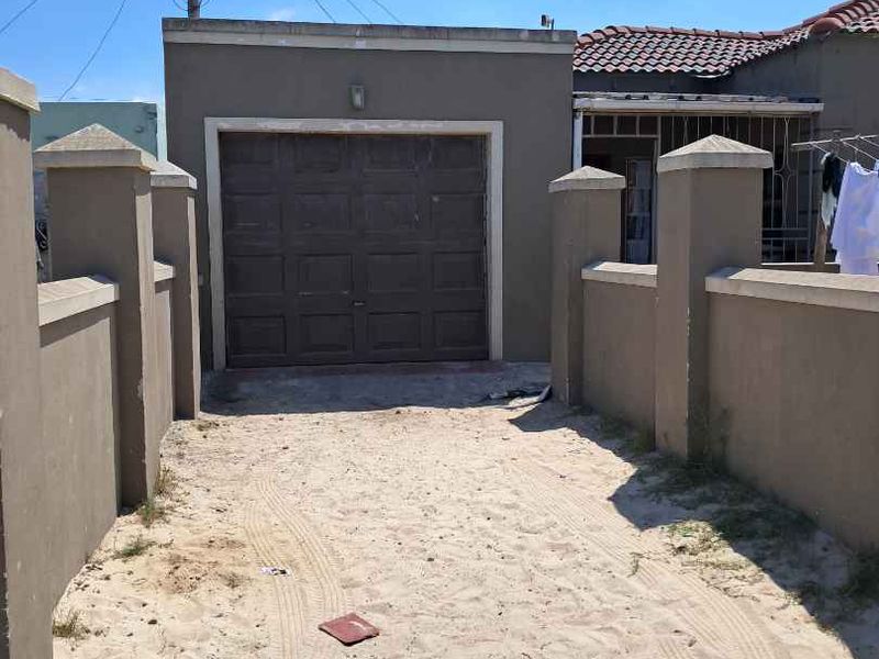 Charming 3-Bedroom Home with Spacious Open-Plan Living - Photo 2