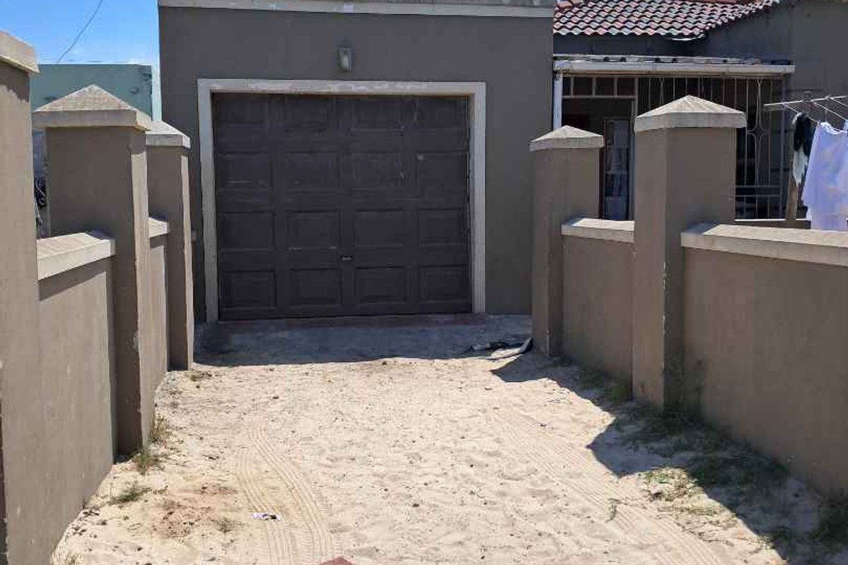 Charming 3-Bedroom Home with Spacious Open-Plan Living - Photo 2