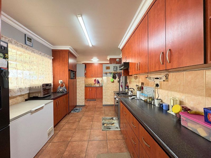 Spacious Family Home with Solar Power and Borehole  in Langenhovenpark - Photo 9
