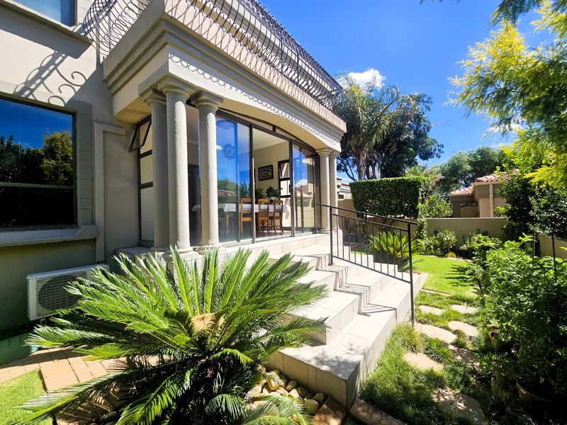 Exceptional One-of-a-Kind 3 Bedroom Townhouse in Dan Pienaar – Luxury, Space & Spectacular Views - Photo 2