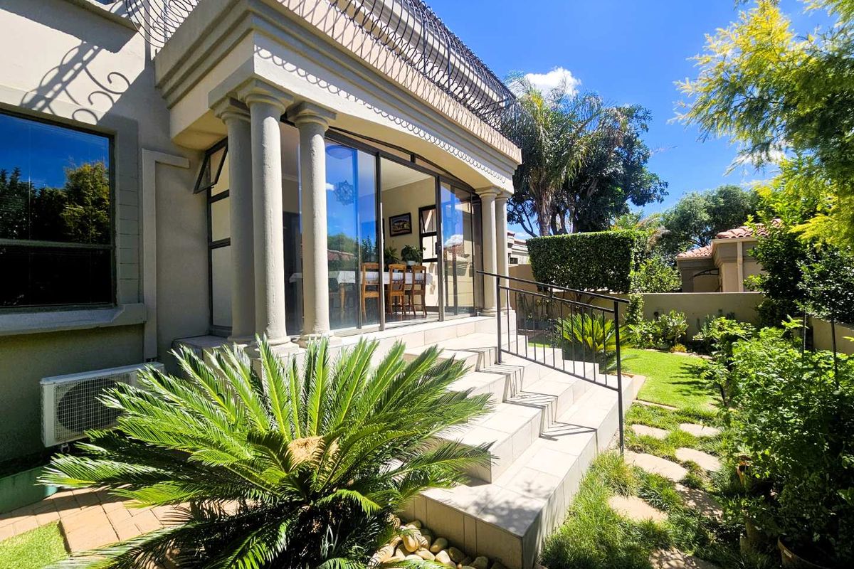 Exceptional One-of-a-Kind 3 Bedroom Townhouse in Dan Pienaar – Luxury, Space & Spectacular Views - Photo 2