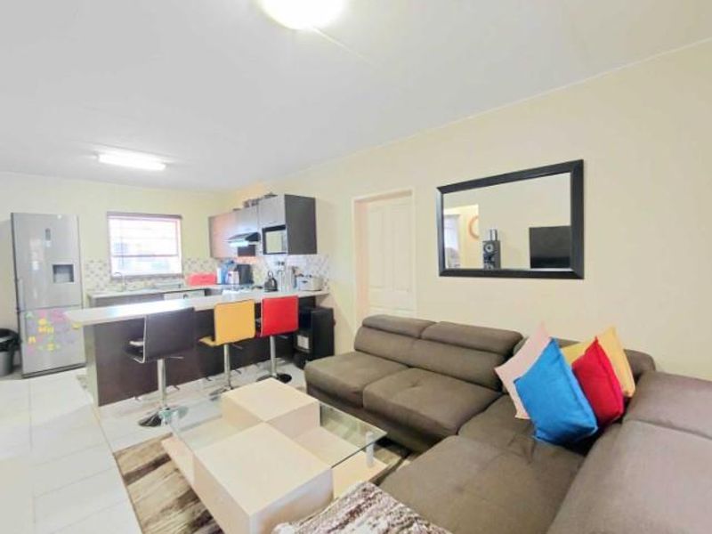 2-bedroom, 2-bathroom, 1st floor apartment for Sale in Honeypark - Photo 2