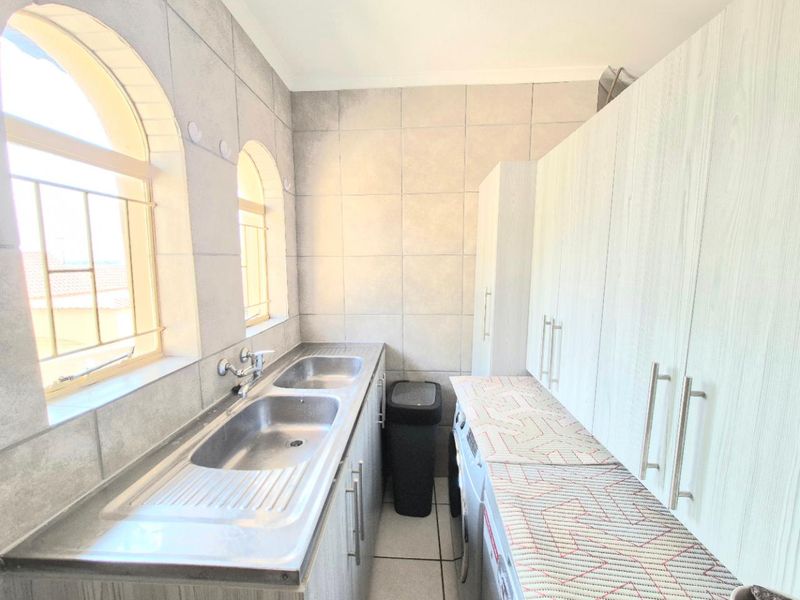 Elegant, bright townhouse with fantastic location - Photo 10